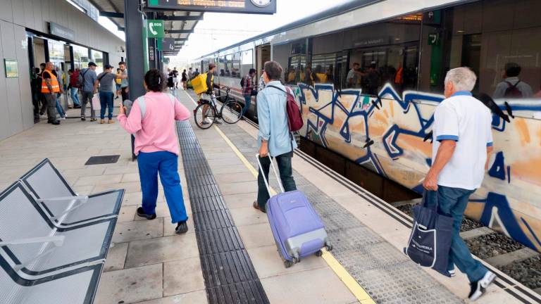 Usuarios llegando a la estación de L’Hospitalet de l’Infant. Foto: Juan Revillas