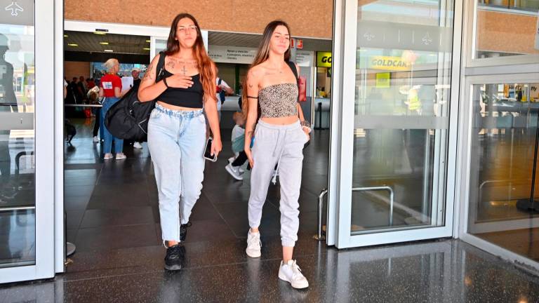 Núria (izquierda) y Laura (derecha), llegando este martes a Reus procedentes de Palma de Mallorca. FOTO: Alfredo González