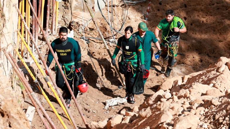 Efectivos de la Guardia CIvil trabajan en las labores de búsqueda y desescombros en Letur tras el paso de la Dana. El presidente de la Diputación de Albacete, Santiago Cabañero, y el delegado provincial de la Junta en Albacete, Pedro Antonio Ruiz, han explicado que las labores de rescate en Letur (Albacete) se centran este jueves en la búsqueda de desaparecidos y en la retirada de escombros con maquinaria pesada. Foto: EFE