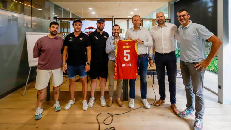Jugadores y cuerpo técnico posan junto a Berni Álvarez y su camiseta dedicada. Foto: Marc Bosch