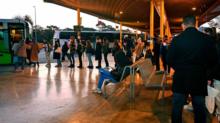 Gent fent cua a primera hora del matí a l’estació d’autobusos de Reus per agafar la línia de Tarragona. FOTO: Alfredo González