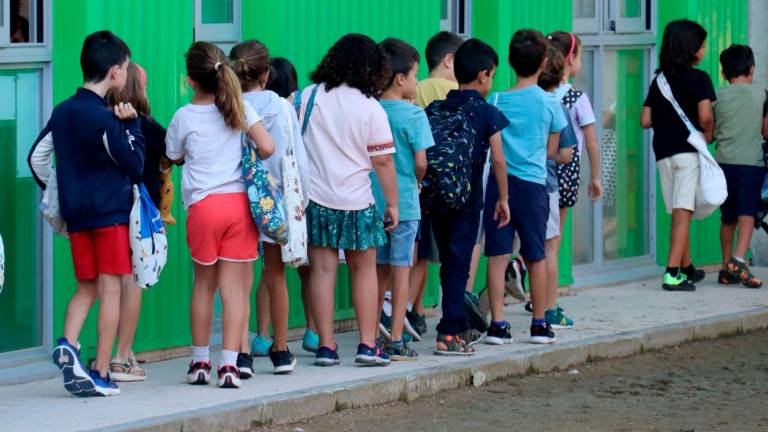 Alumnes de l’escola La Vitxeta de Reus, en el primer dia de classe, aquest dilluns 9 de setembre. FOTO: ACN