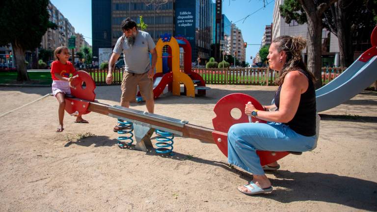 La petita Mahmuda, l’Ivan i l’Helena, jugant al parc de la plaça de la Imperial Tàrraco. FOTO: marc bosch