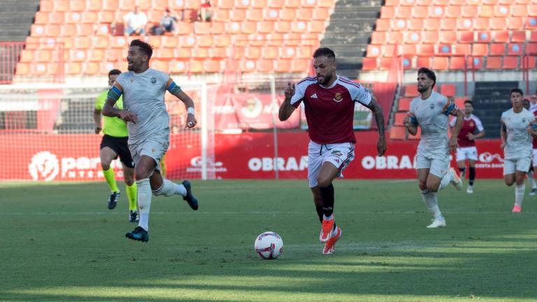 Antoñín Cortés en una jugada durante esta pretemporada en el Nou Estadi. Foto: Nàstic