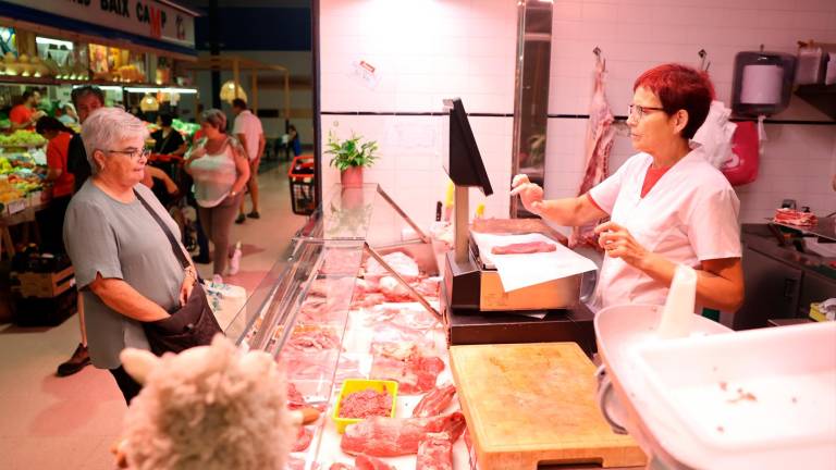 $!Guinovart, mientras despacha a una clienta en el Mercat Central. Foto: Alba Mariné