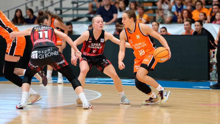 Alicia Florez maneja la pelota en el partido de ayer. foto: alba mariné