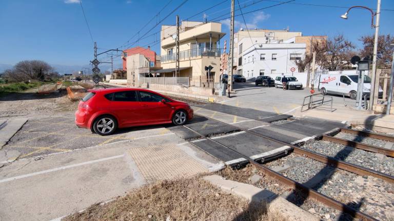 El pas a nivell de la via de tren al seu pas per Campredó. Foto: J. Revillas