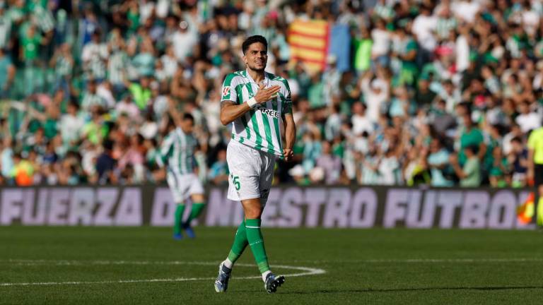 Marc Bartra celebra el gol conseguido en el Benito Villamarín con el Betis. Foto: EFE