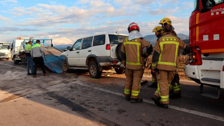 $!Los Bombers han ayudado a remolcar los coches implicados en la tragedia. Foto: ACN