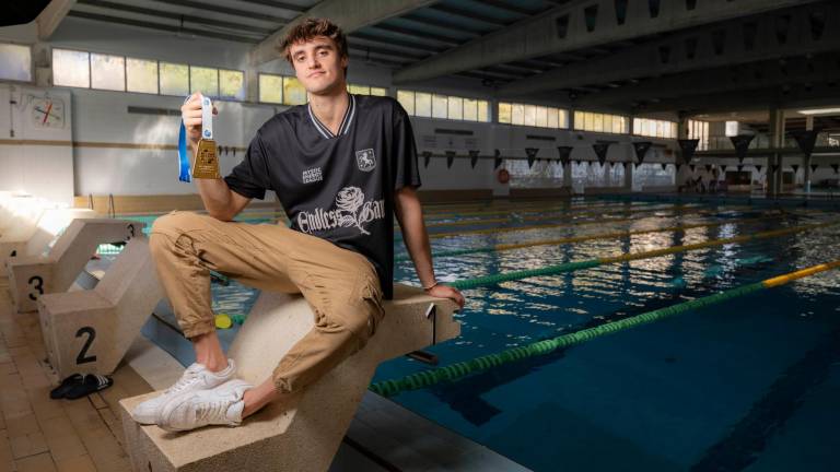 Carles Coll Martí, con su oro, en la piscina del CN Tàrraco donde empezó a nadar. FOTO: Àngel Ullate