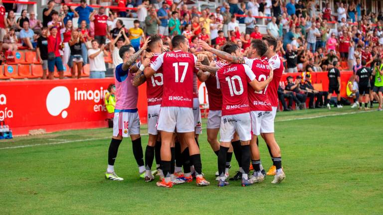 Los jugadores del Nàstic celebran el tanto conseguido ante el Sestao. Foto: Marc Bosch