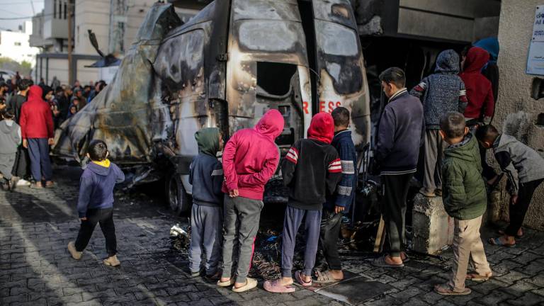 Palestinos inspeccionan un vehículo de prensa destruido cerca del hospital de Al Awda, después de un ataque aéreo israelí en el campamento de refugiados de Al Nuseirat. Foto: EFE