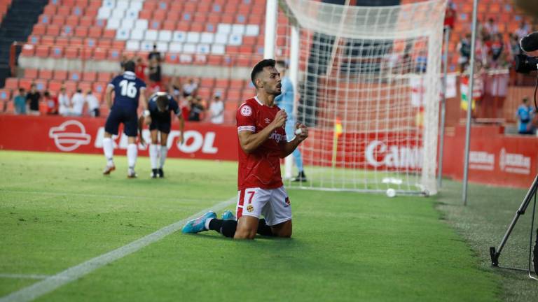 Robert Simón celebra un gol conseguido este curso frente a la UD Logroñés. foto: pere ferré