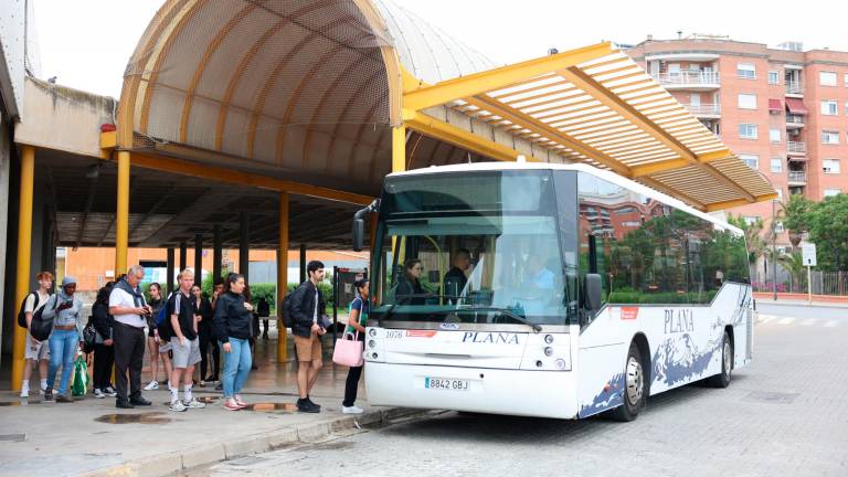 Centenares de usuarios pasan a diario por la estación de buses de Reus. FOTO: Alba Mariné