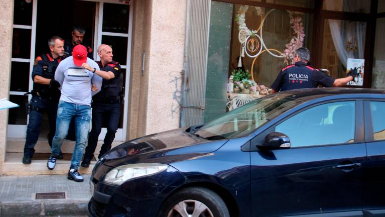 El hombre detenido en Valls por los Mossos en la operación antidroga. Foto: Mar Rovira/ACN
