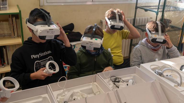 $!Alumnos de la escuela de Miravet con las gafas Pico VR. FOTO: JOAN REVILLAS