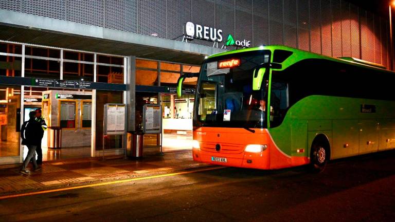 Los autobuses se han implantado dos semanas después del corte de vías por las obras de Roda. Foto: Alfredo González