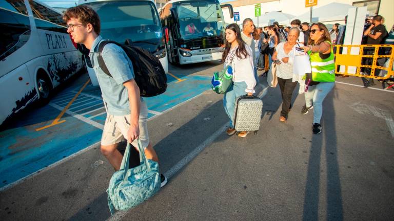 Muchos universitarios regresaban este viernes a casa para pasar el fin de semana. Foto: Marc Bosch