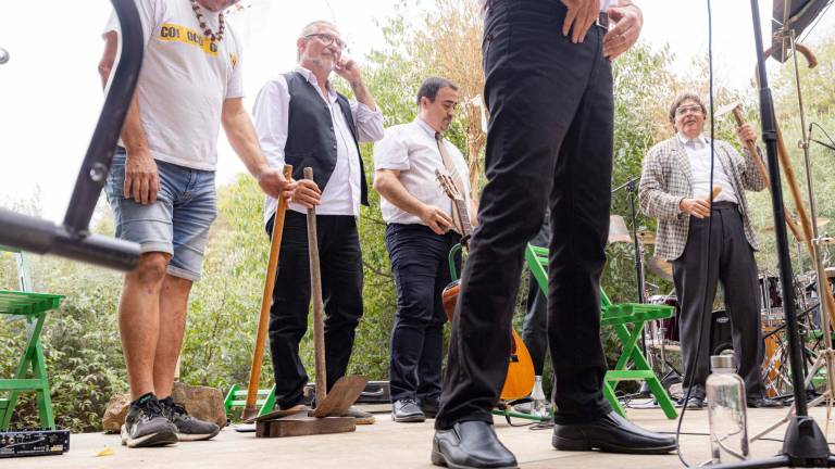 $!Al ritmo de la aixada han interpretado canciones inspiradas en el trabajo en el campo. FOTO: ÀNGEL ULLATE