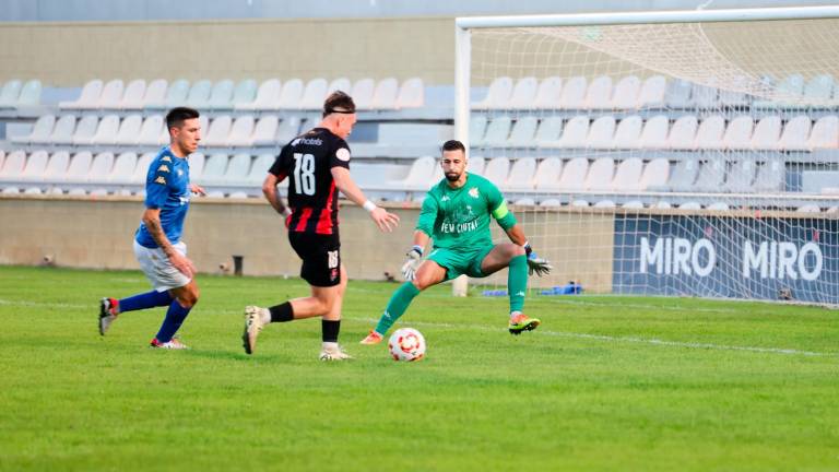 Joan Torrents ante Sergio Fernández segundos antes de marcar el 2-0. Foto: Alba Mariné