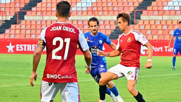 Ander Gorostidi controla un balón ante el capitán Joan Oriol. Foto: Nàstic