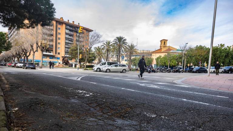 Este es el estado, esta semana, en el que se encuentra el asfalto de la Avinguda de Roma. Foto: Àngel Ullate