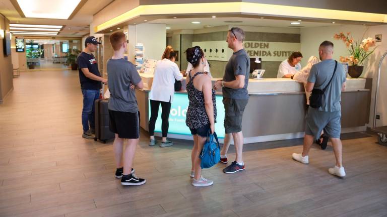 Un grupo de turistas en la recepción de un hotel de Salou. FOTO: alba mariné