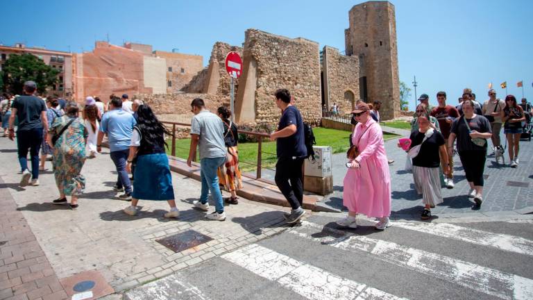 $!Un grupo de turistas en la Part Alta de Tarragona. Foto: Marc Bosch