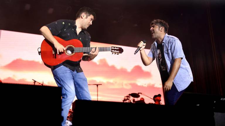 Los hermanos Muñoz encima del escenario, donde había tres pantallas gigantes. Foto: Alba Mariné