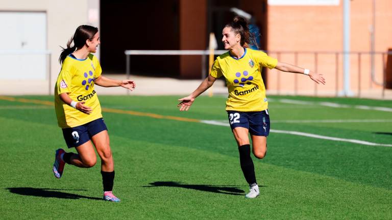 Dos jugadoras del CD Riudoms, en Tercera RFEF, celebran un gol esta temporada. Foto; Alba Mariné