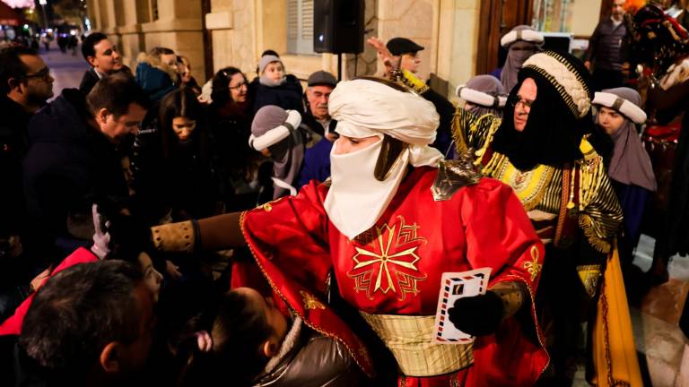 Els Patges Reials, sortint de Casa Rull, saludant a les famílies que els van anar a rebre. FOTO: Alba Mariné