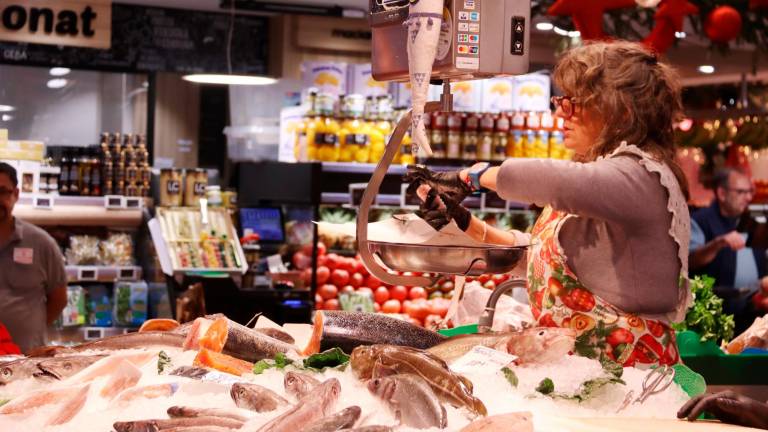 La parada de peix ‘Nuri’, al Mercat del Ninot de Barcelona, afectada per la vaga de pescadors. Foto: ACN