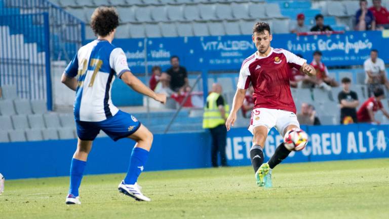 Unai Dufur ha completado los 90 minutos ante el Amorebieta. FOTO: BASEDA/NÀSTIC