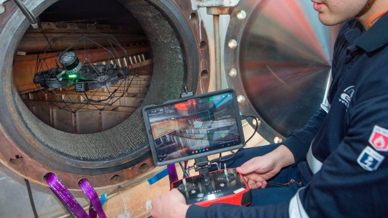 El dron se introduce en uno de los equipos, con el técnico controlándolo en el exterior. Foto: Repsol