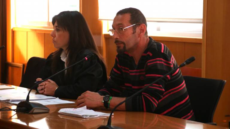 El hombre acusado de varios delitos, en el inicio del juicio en la Audiencia de Tarragona. Foto: ACN