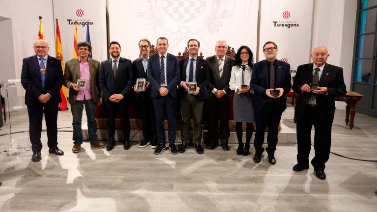 Los premiados posaron conjuntamente en el salón de plenos del Ayuntamiento. foto: àngel ullate