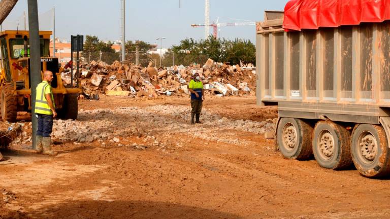 Camiones cargados de desechos hacen fila para verterlos en un espacio habilitado en Alfafar. Foto: ACN