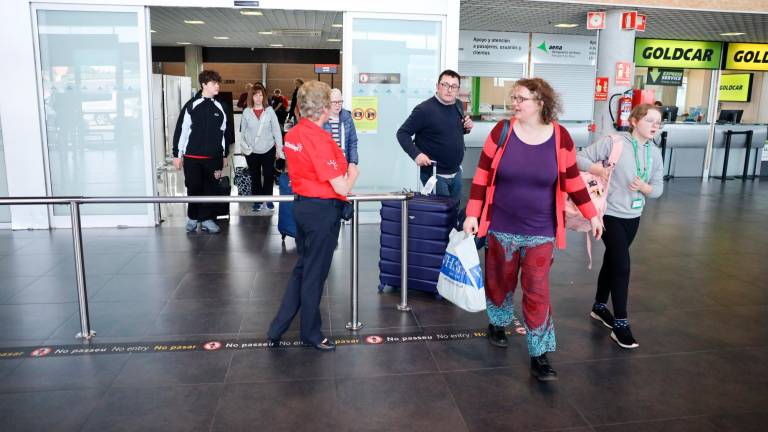 $!Turistas llegando, ayer por la mañana, al Aeropuerto de Reus. FOTO: Alba Mariné