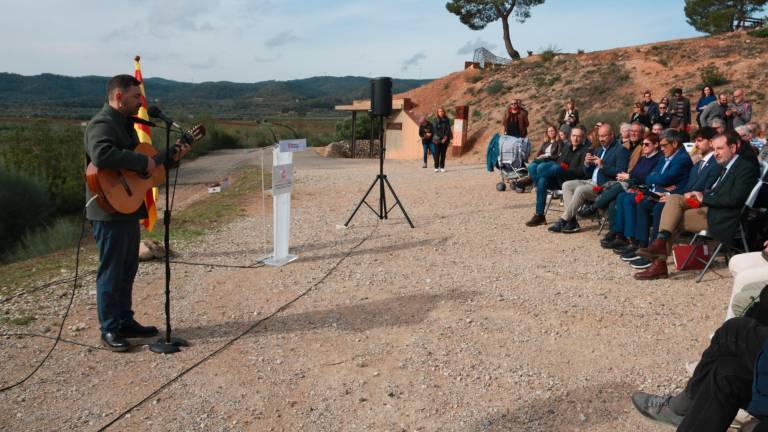 $!El cantautor Alessio Arena, durant l’homenatge al Memorial de les Camposines. Foto: ACN