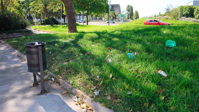 $!Papeles y plásticos en la hierba alta del barrio. FOTO: Alba Mariné