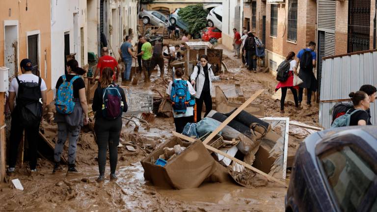 Así se encuentran muchas de las calles afectadas por la DANA. Foto: EFE