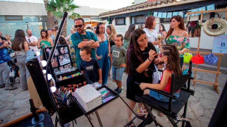 Las paradas de pinturas faciales y maquillaje son un clásico en el Nomad Festival durante cada año de certamen. Foto: Marc Bosch