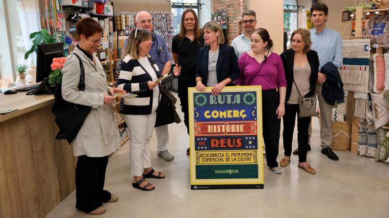 Alguns dels representants dels locals participants a la ruta, amb la regidora Llauradó amb el cartell a les mans, aquest dimecres 16 d’octubre. Foto: Alba Mariné