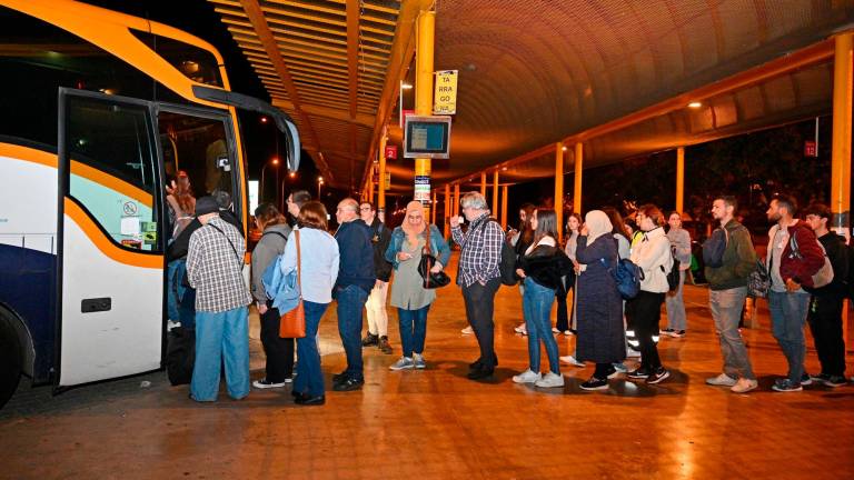 $!La pressió per aconseguir plaça a l’autocar causa malestar entre els mateixos usuaris. Foto: Alfredo González