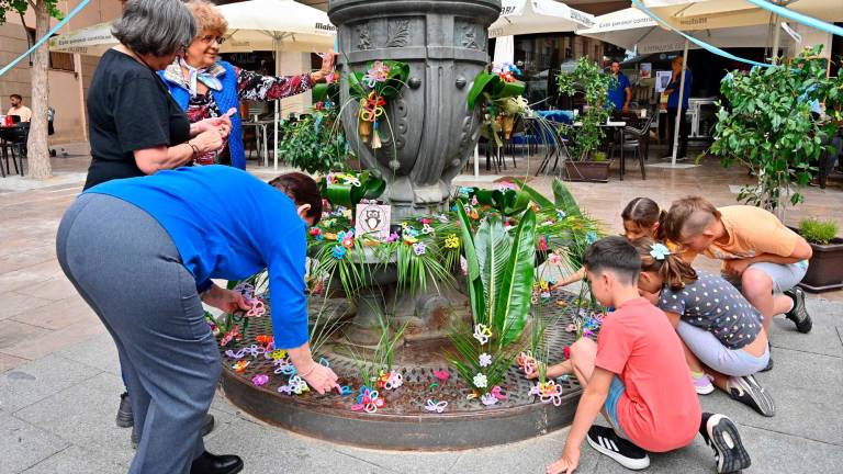 La fuente de la Plaça de la Vila contaba con flores naturales y otras hechas artesanalmente. Foto: A. González