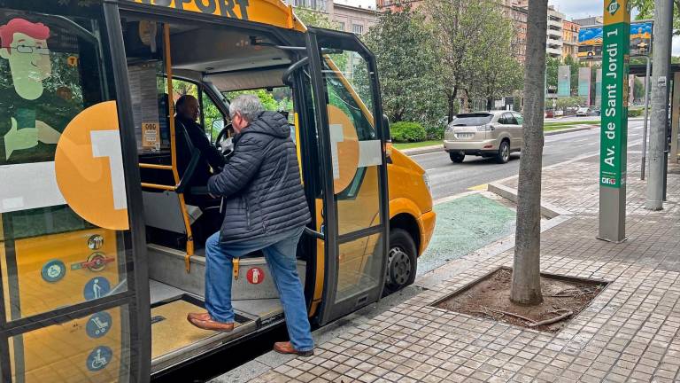 La parada central del servicio ‘Bus x tu’ se encuentra en la avenida de Sant Jordi. FOTO: Alfredo González