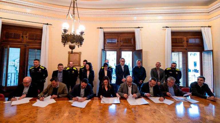 D’esquerra a dreta, l’alcalde de la Canonja, Roc Muñoz; el de Mont-roig del Camp, Fran Morancho; el de Tarragona, Ruben Viñuales; l’alcladessa de Reus, Sandra Guaita; l’alcalde de Cambrils, Alfred Clua; el de Constantí, Óscar Sánchez; i el del Catllar, Xavier Canadell. FOTO: Ajuntament de Reus