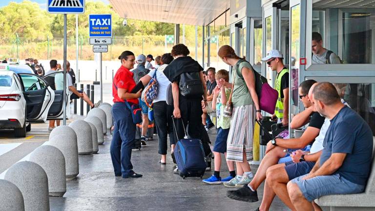 Pasajeros en la zona de llegadas del Aeropuerto de Reus, este año. Foto: Alfredo González