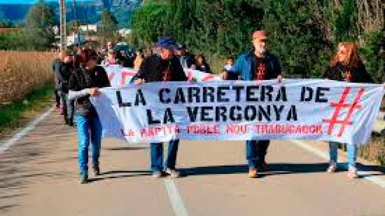 $!Una de las muchas protestas para reclamar mejoras en esta carretera del Montsià. Foto: Joan Revillas