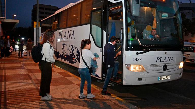 Un dels autobusos que presten el servei. Foto: Alfredo González